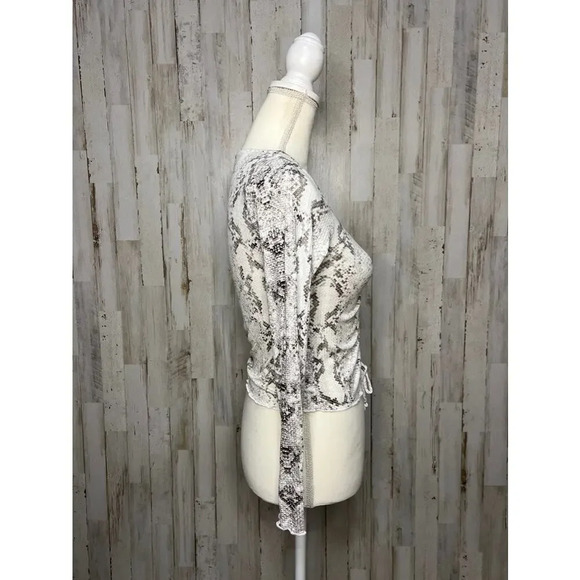 NWT Altar'd State‎ Women's Size Small Snake Skin Print Cropped V-Neck Blouse - Picture 5 of 6
